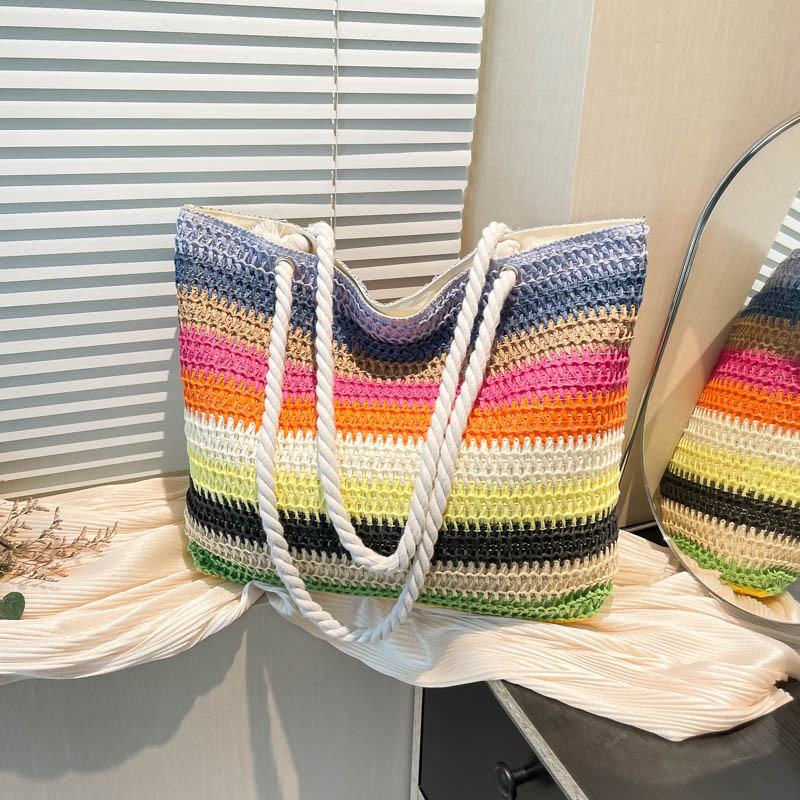 The new summer 2025 fashion trend single-shoulder bag, simple and casual crossbody bag, and trendy large-capacity tote commuter bag full figure