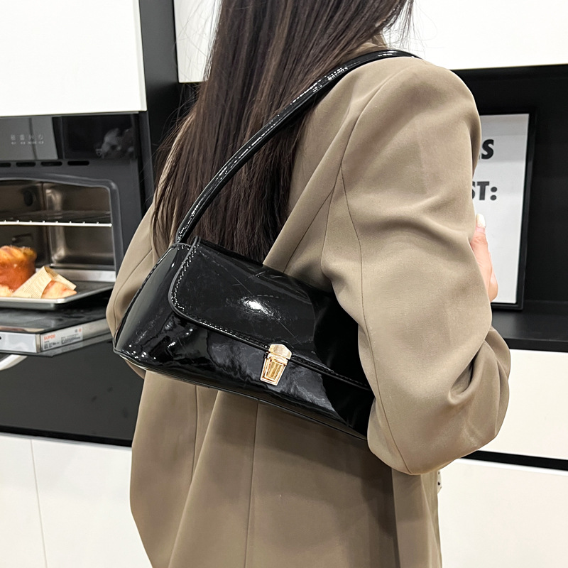 Retro and niche baguette bag for women, 2025 trendy new Korean style single-shoulder small bag, fashionable handbag, underarm bag details Picture