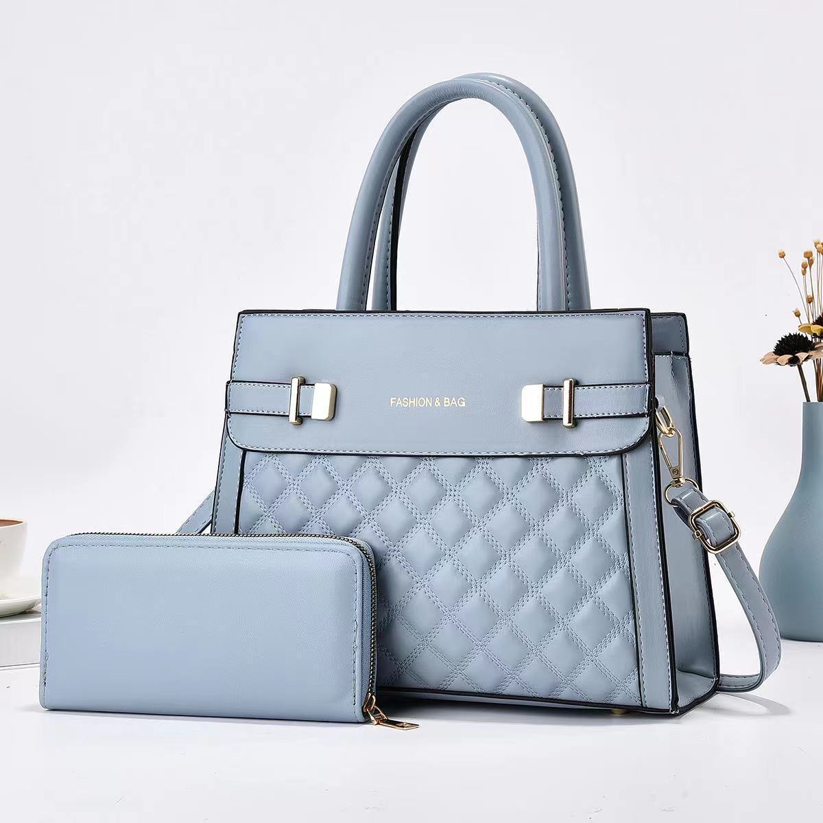 High-end women's 2025 new trendy large-capacity bag for mom, crossbody handbag, mother-in-law's bag, Mother's Day gift Application Scenario