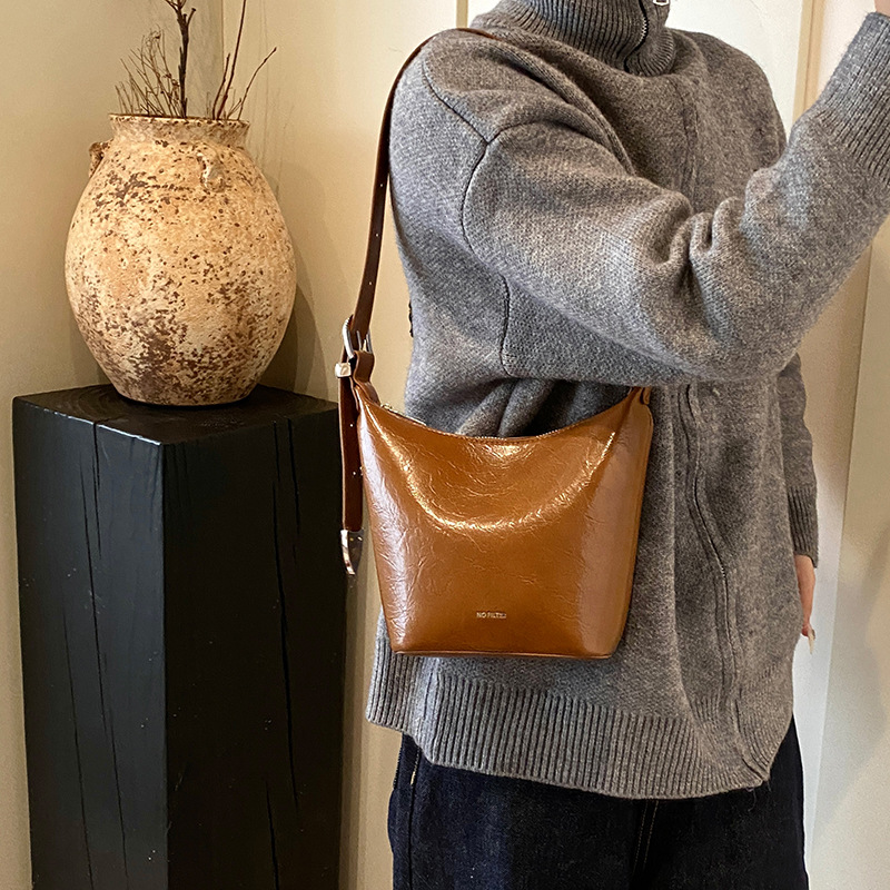A high-end retro oil wax leather niche design bag for women, a new 2025 trendy and versatile crossbody bag, single-shoulder underarm bag Application Scenario