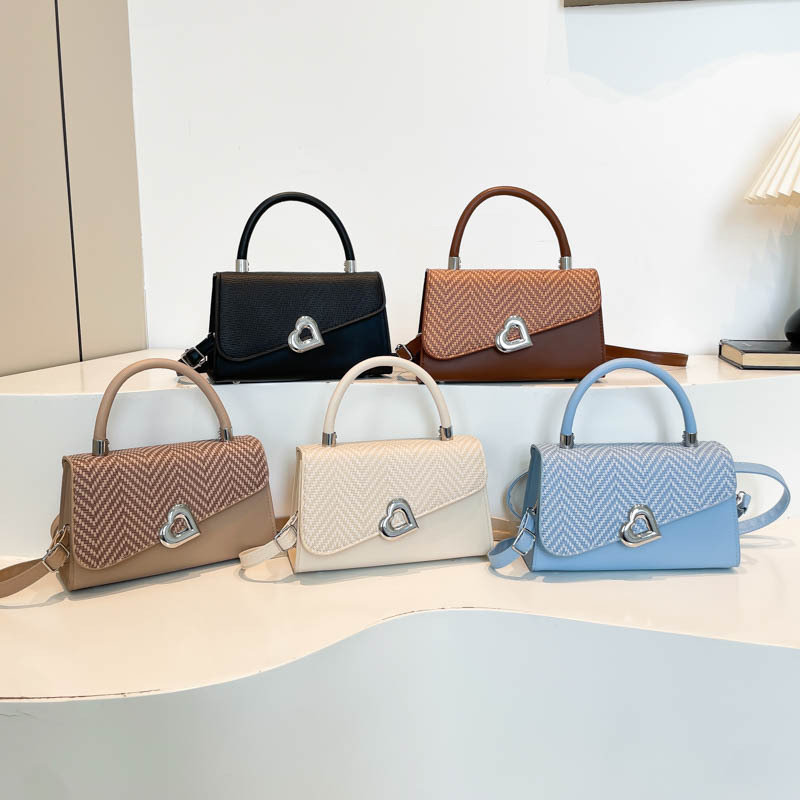 This stylish and high-quality handbag is a new Spring/Summer 2025 trendy, fresh and elegant small square bag for women Application Scenario