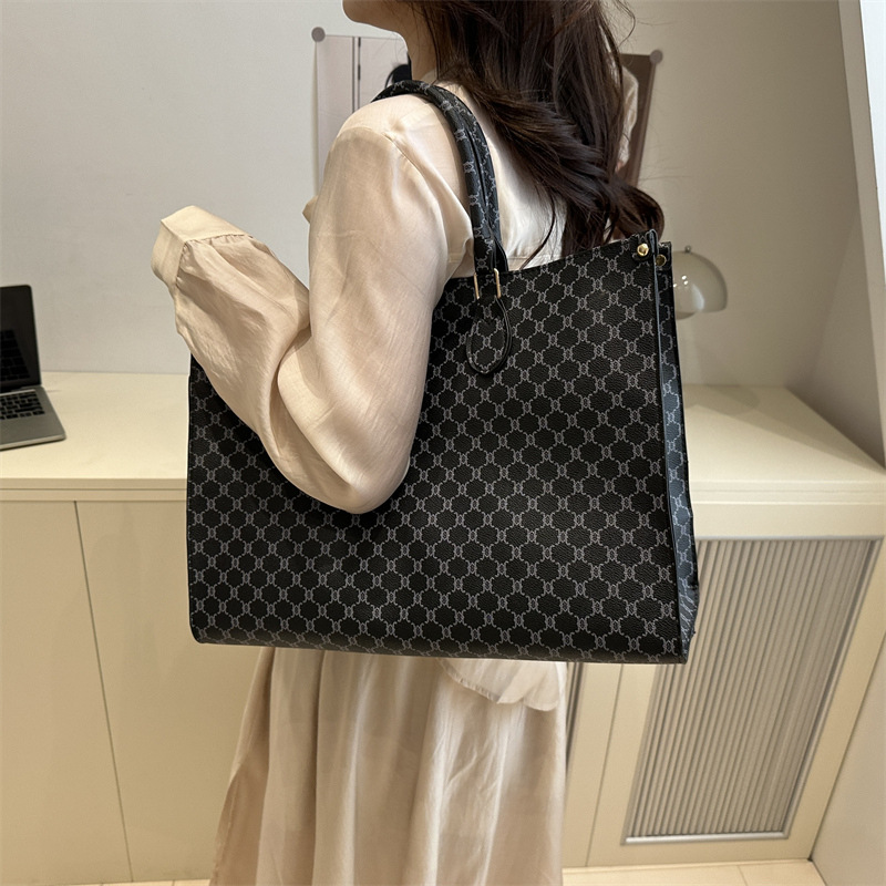 Spring/Summer 2025 new large-capacity women's bag, European and American retro single-shoulder large bag, letter tote bag, commuter handbag details Picture