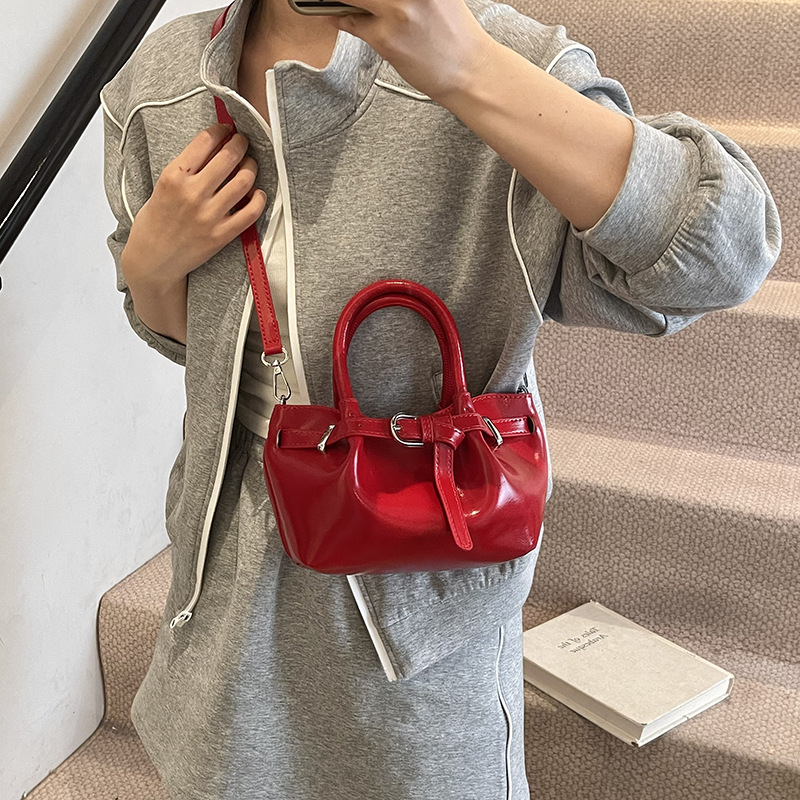 High-end pleated handbag for women, 2025 new trend, fashionable single-shoulder bucket bag, casual and versatile crossbody bag Application Scenario