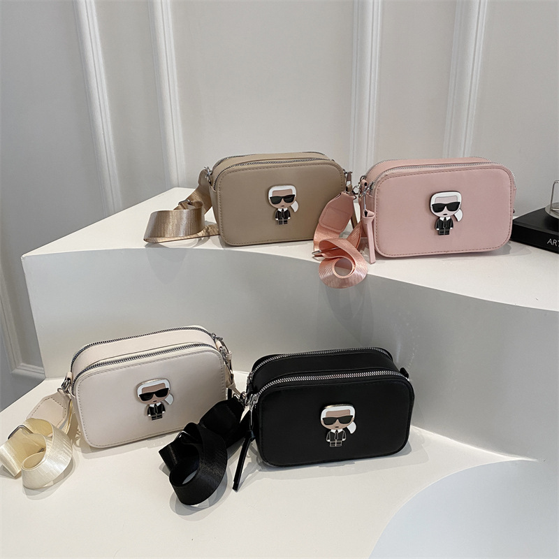 2025 New style of unique, niche, simple and casual wide shoulder strap, stylish, trendy and versatile crossbody bag for women Application Scenario