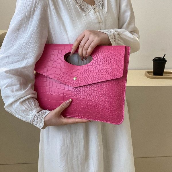 Retro and fashionable clutch bag, simple tote bag, Korean version 2025 new style casual large-capacity trendy envelope bag Application Scenario
