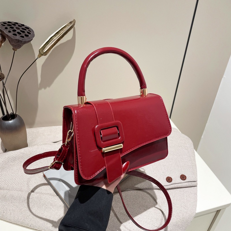 The new 2024 popular crossbody handbag is a versatile and stylish Korean-style small square bag with a simple and fashionable one-shoulder feel Application Scenario