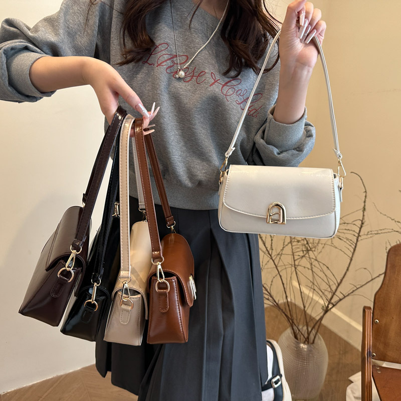 Cross-border quality bag crossbody bag 2025 new retro underarm single-shoulder bag, trendy and versatile commuting small square bag Application Scenario