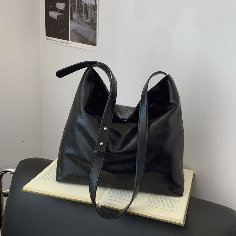 Korean trendy and fashionable large-capacity women's underarm bag, high-end and niche design, soft leather commuting simple tote bag details Picture