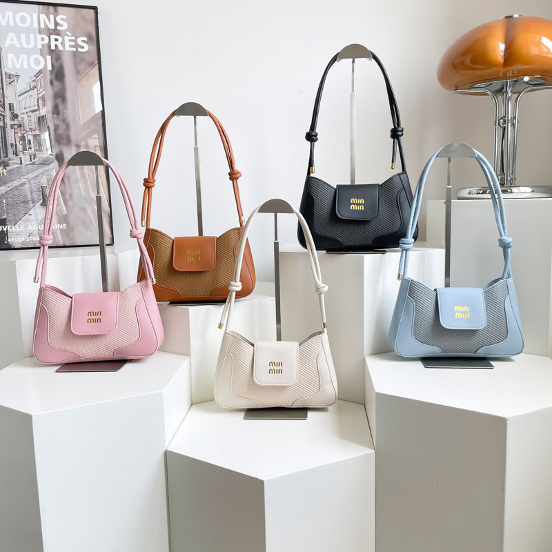 Cross-border Women's Bag 2025 New under-arm crescent bag for women, fashionable and elegant, simple and versatile, single-shoulder crossbody small square bag Application Scenario