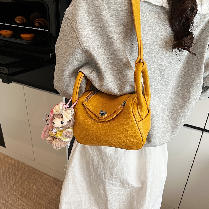 This high-end, lychee patterned fashionable handbag is a new model for women in 2025. It is stylish and versatile, with a large capacity and a trendy single-shoulder crossbody bag details Picture