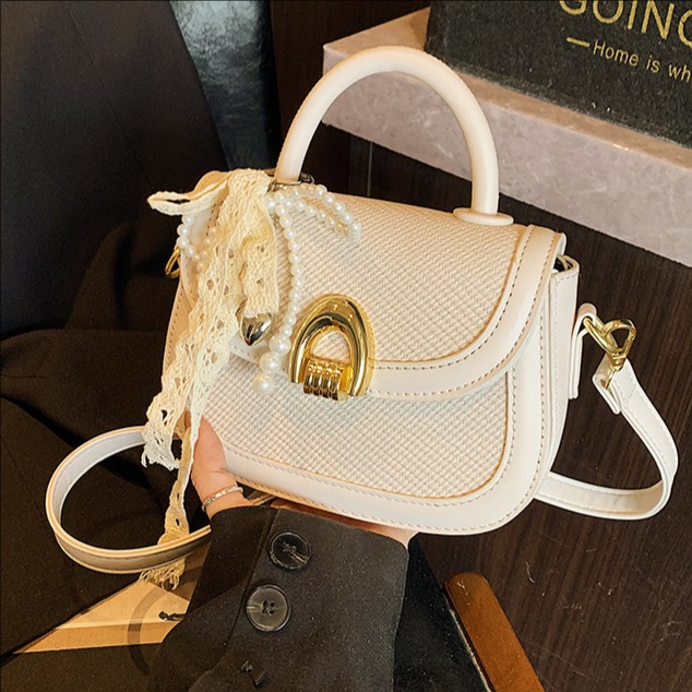This is a new, stylish and versatile single-shoulder crossbody saddle bag for women in 2025, featuring a light luxury and niche woven handbag full figure