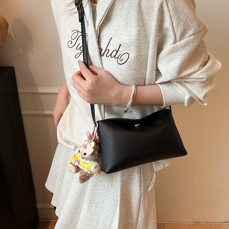 A high-end, simple and stylish small square commuting bag for women in 2025, a trendy, fashionable, casual and stylish bestseller, single-shoulder crossbody bag Application Scenario