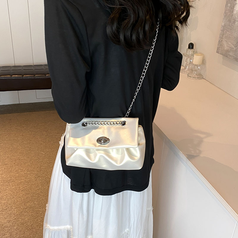 The 2024 new summer Korean edition simple and fashionable hand-held cloud single-shoulder crossbody bag for women with a rotating lock pleated underarm Specification drawing