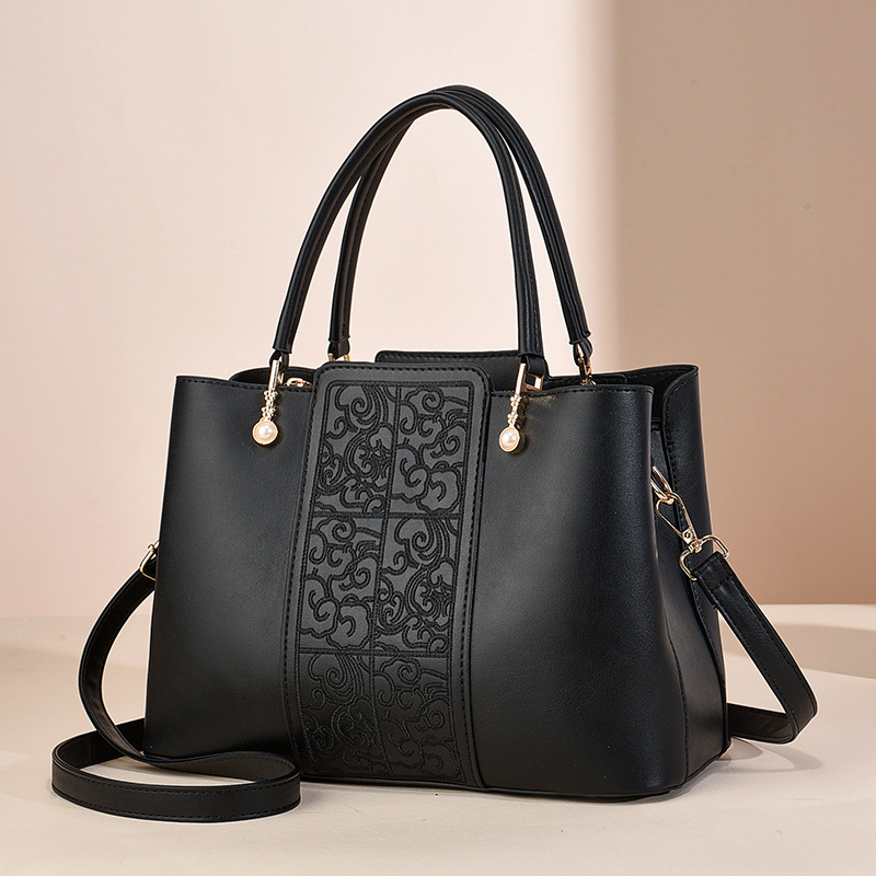 New crossbody bag for women, large-capacity handbag, a niche gift for middle-aged people, mom's bag, and commuter women's bag Application Scenario