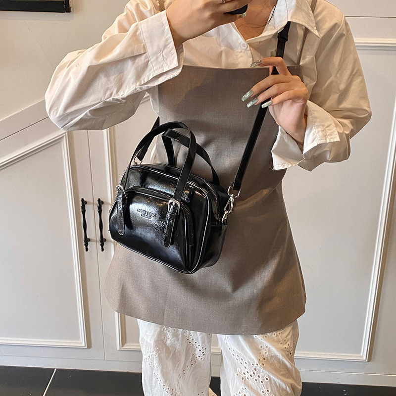 Retro, elegant and fashionable handbag for women, 2025 new trendy Korean bowling bag, casual single-shoulder crossbody bag Application Scenario