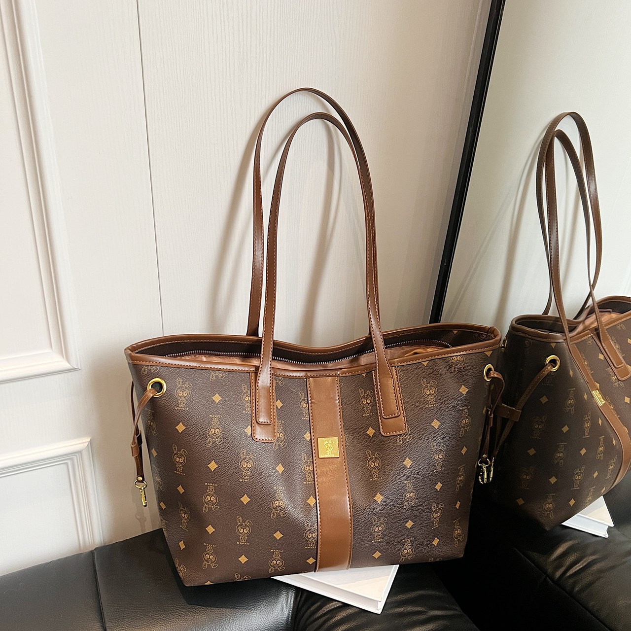 A large-capacity, stylish and versatile Korean style Instagram bag for women, a new 2025 fashion and high-end single-shoulder tote bag Application Scenario