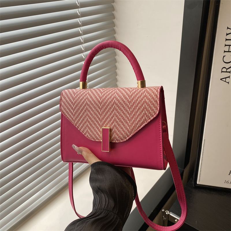 A casual and simple hand-held small square bag for women in the summer of 2025, a trendy and fashionable single-shoulder bag, a niche and retro crossbody bag full figure