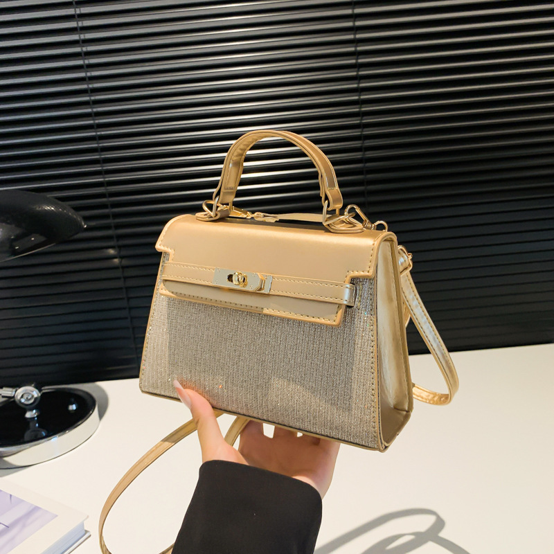 This niche quality handbag is a new stylish small square bag for women in the early autumn of 2024. It is a versatile single-shoulder and crossbody commuting bag full figure