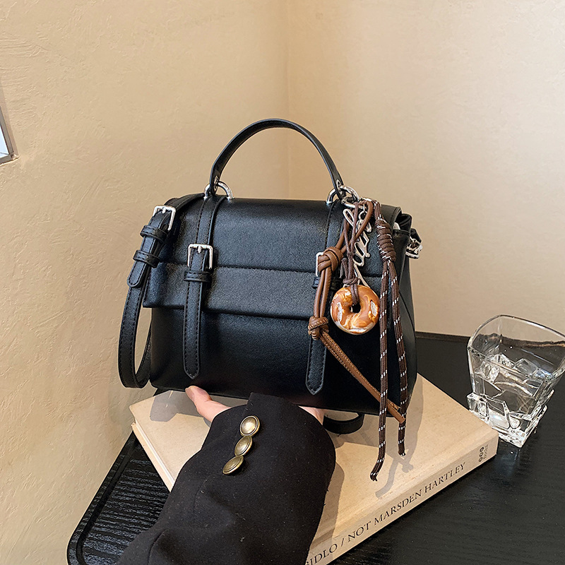 A niche British college style handbag for 2025, a fashionable and trendy single-shoulder crossbody bag, a casual and retro messenger bag details Picture