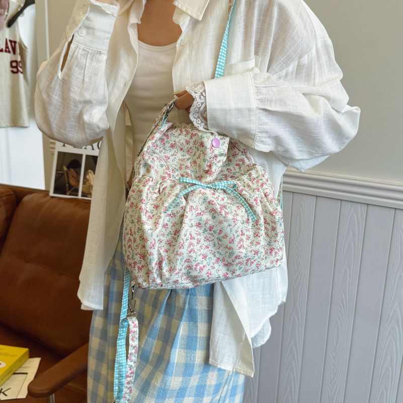 This summer floral print, stylish, lightweight, fresh and cute single-shoulder bag is a beautiful, casual and practical tote bag Specification drawing