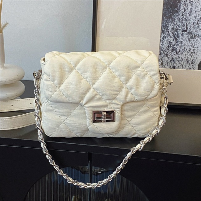 The 2025 new high-end diamond-shaped chain, unique little Chanel style, small square bag for women, elegant solid color, single-shoulder crossbody bag full figure