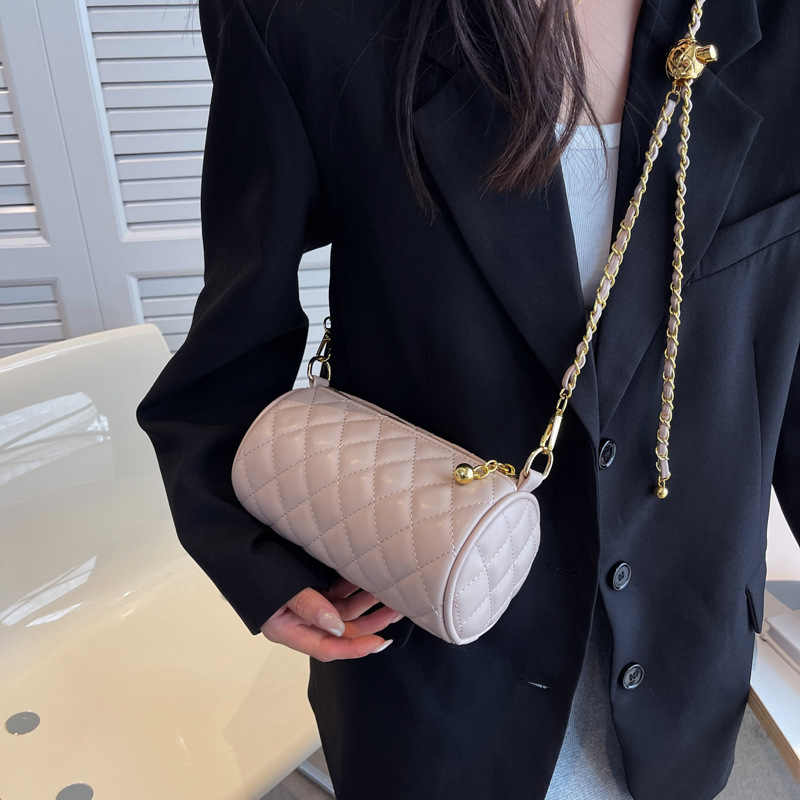 The diamond-shaped cylinder bag for women in 2024 is a new, trendy and stylish style. It is a versatile chain crossbody bag and a fashionable single-shoulder pillow bag Application Scenario