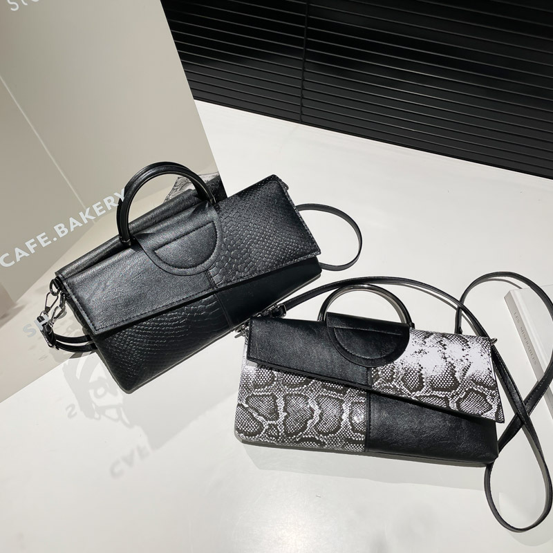 The new 2025 snake-patterned women's clutch bag with a European and American style exudes a sense of high-end fashion. It is a large-capacity, trendy single-shoulder crossbody bag Application Scenario