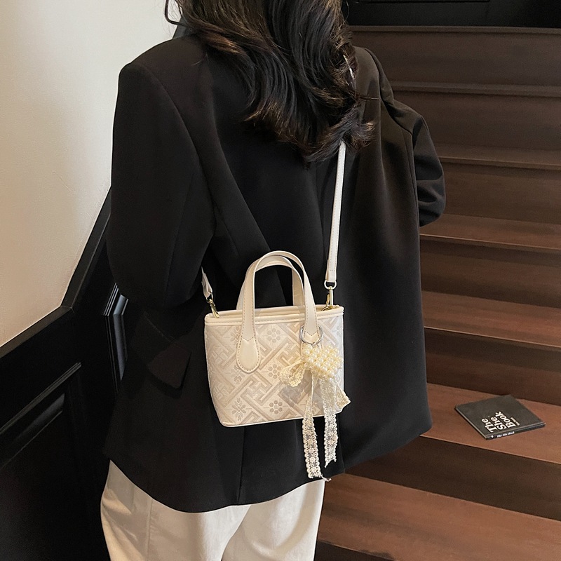 This is a super popular hand-held bucket bag for women in 2025. It is a versatile, trendy and high-end traditional Chinese style single-shoulder crossbody bag Application Scenario