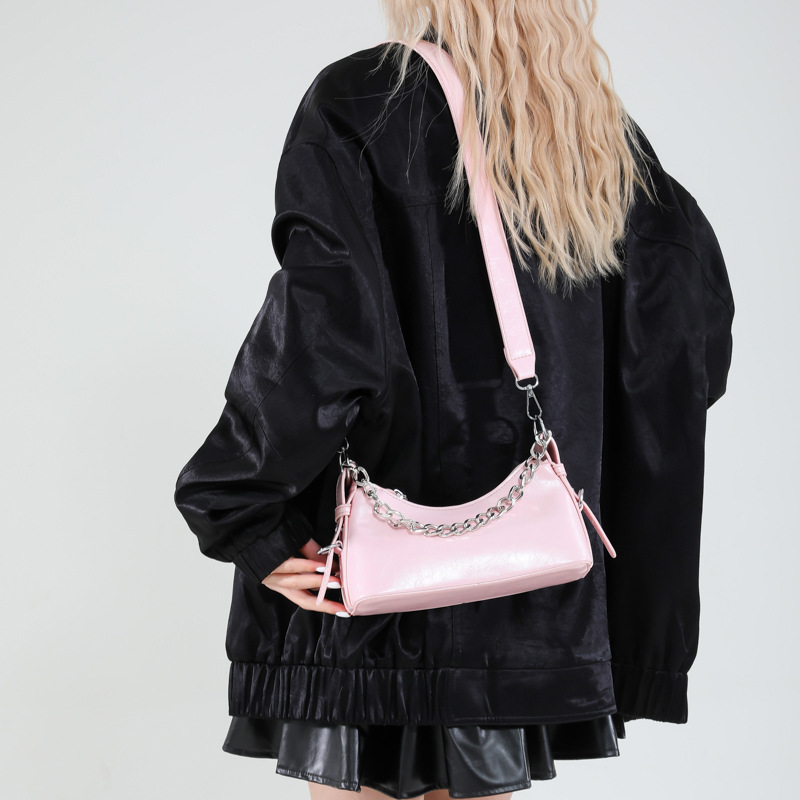 The 2025 new solid-color simple chain underarm bag with a niche design sense for women, a fashionable and trendy crossbody bag Application Scenario