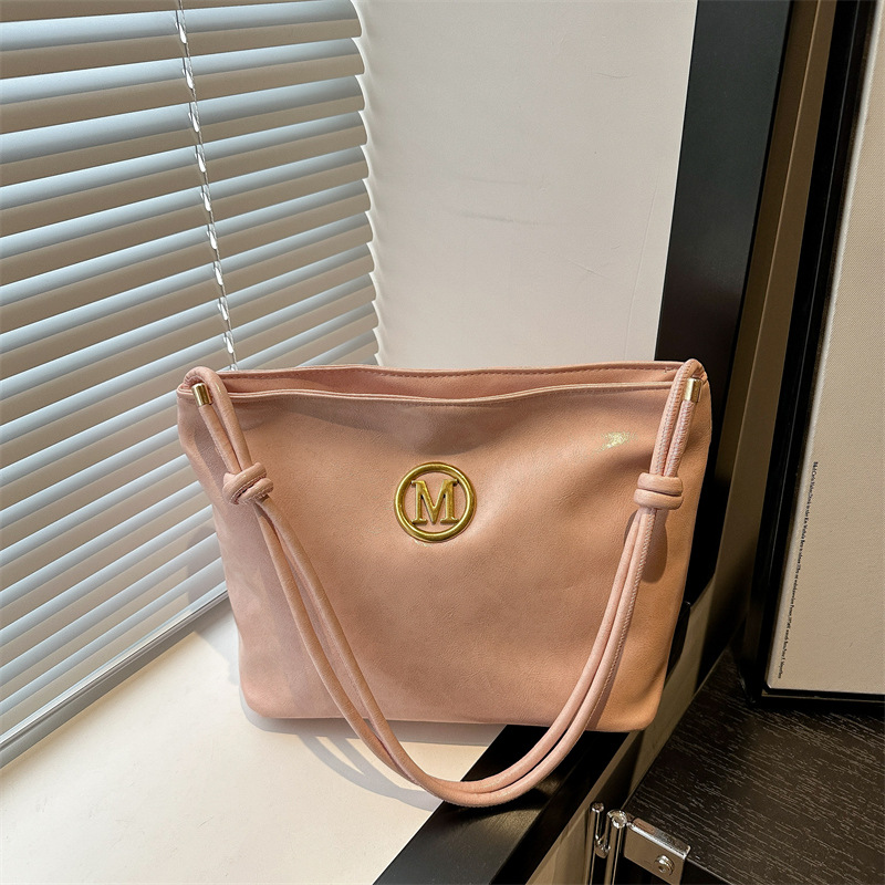 This year's popular handbag, the 2025 new fashion single-shoulder crossbody bag, is versatile and has a large capacity for commuting full figure