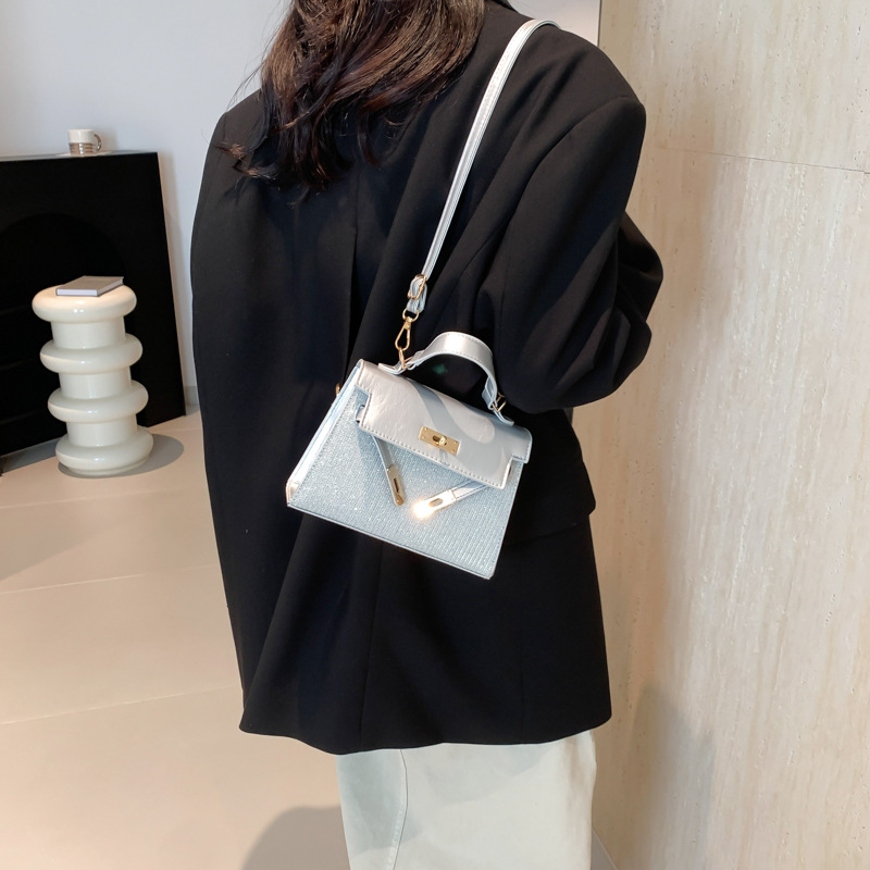 This niche quality handbag is a new stylish small square bag for women in the early autumn of 2024. It is a versatile single-shoulder and crossbody commuting bag details Picture