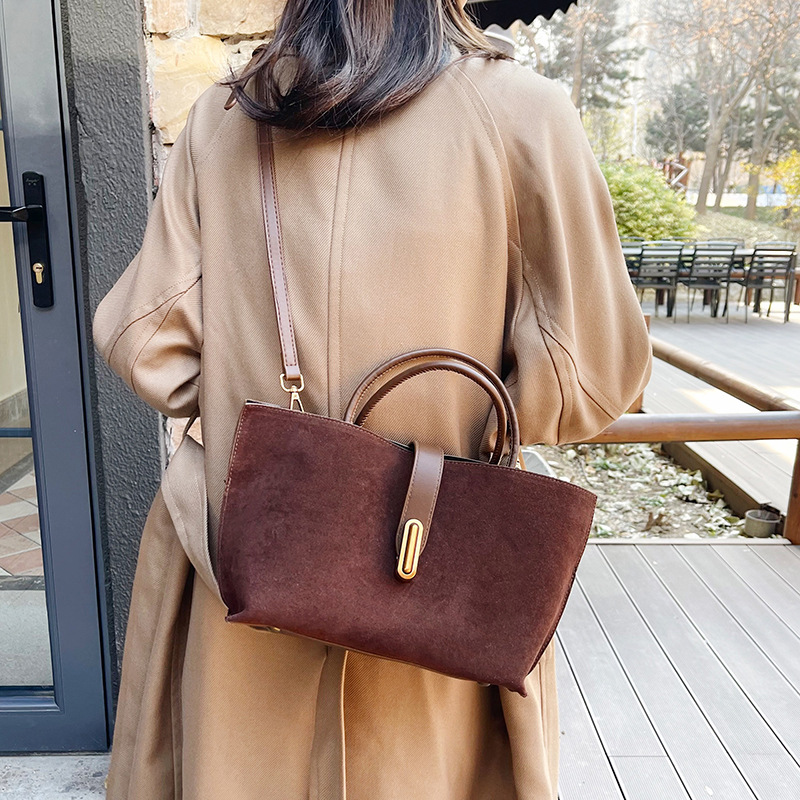 2024 New style textured and elegant handbag, fashionable commuting large-capacity tote bag, fleece single-shoulder crossbody bag details Picture