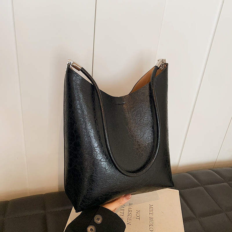 A trendy and versatile underarm bag for women, a Korean style fashionable and casual bucket bag, a new large-capacity single-shoulder bag for commuting in 2024 details Picture