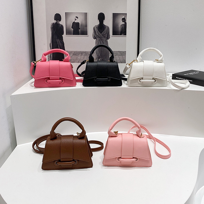 Solid color simple and elegant handbag, 2024 winter new ins single-shoulder crossbody bag, lychee pattern Korean-style small square bag Application Scenario