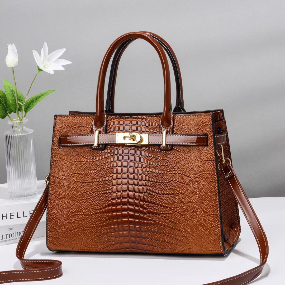 A new 2024 niche design women's bag with a high-end feel and large capacity, a light luxury trendy brand crossbody handbag full figure