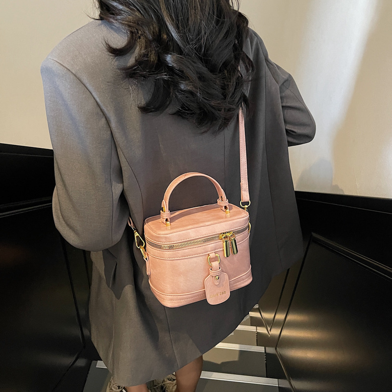 Retro box hand-held bucket bag for women, 2025 new style, fashionable, casual and high-end, single-shoulder crossbody bag, trendy handbag Application Scenario