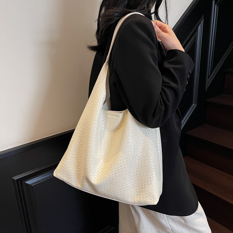 A simple and elegant woven hand-held bucket bag for women in 2025, a new style that is fashionable, trendy, casual and stylish single-shoulder bag details Picture
