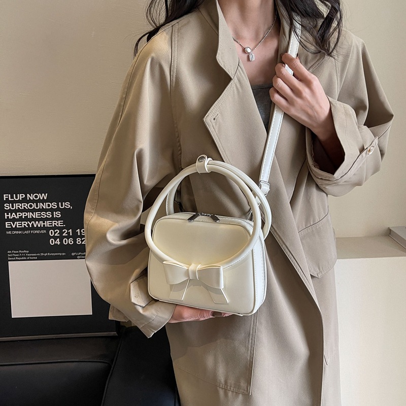 This is a new 2024 trendy, sweet and fashionable handbag with a bow and a small square. It is a versatile solid color single-shoulder crossbody bag Application Scenario