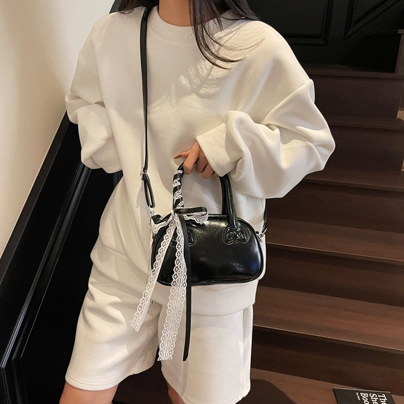 The 2025 new stylish and fashionable hand-held pillow bag exudes a sense of sophistication for women. It is a simple, lace and sweet single-shoulder crossbody bag details Picture