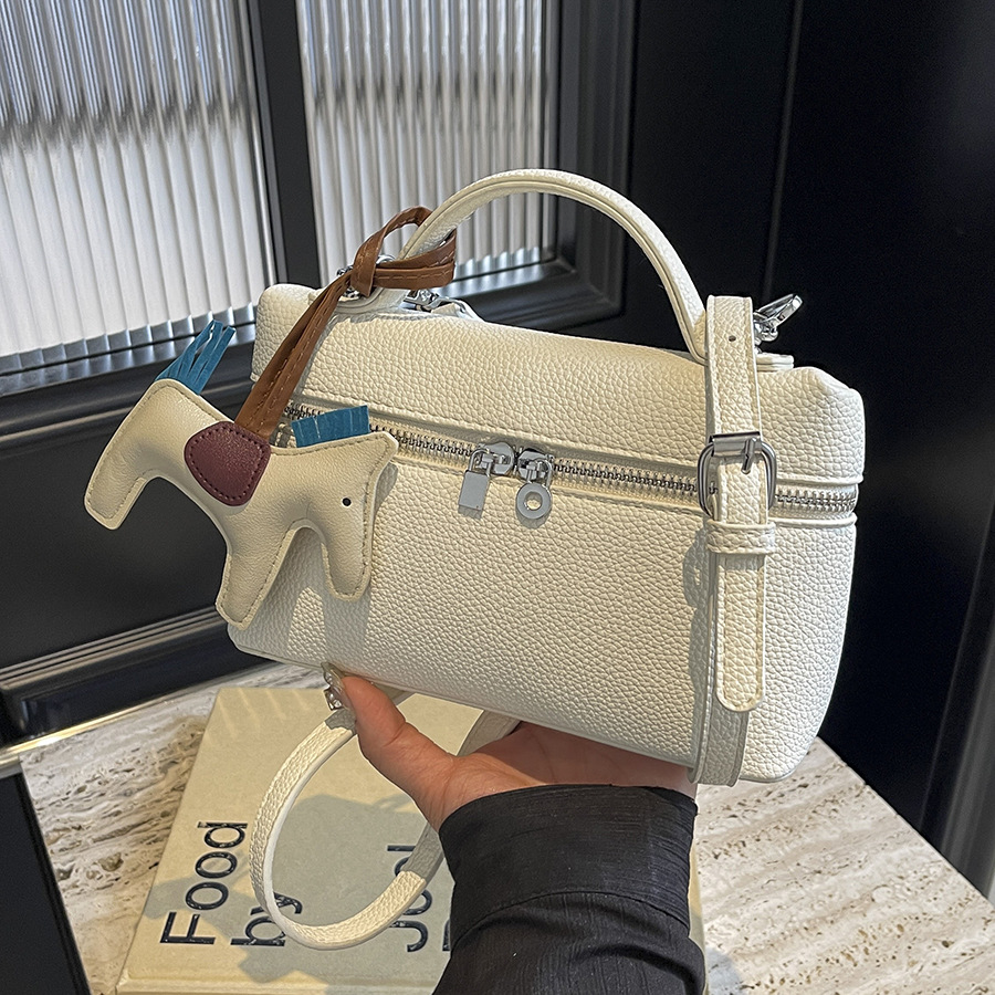 A niche hand-held lunch box bag for women in 2025, featuring a single-shoulder crossbody bag with lychee patterns, a three-dimensional small square bag, and a fashionable box bag full figure