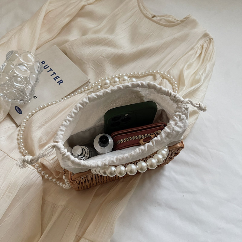 Summer chic woven bag for Women 2025 New Trendy hollowed-out beach woven bag, fashionable chain single-shoulder crossbody bag Application Scenario