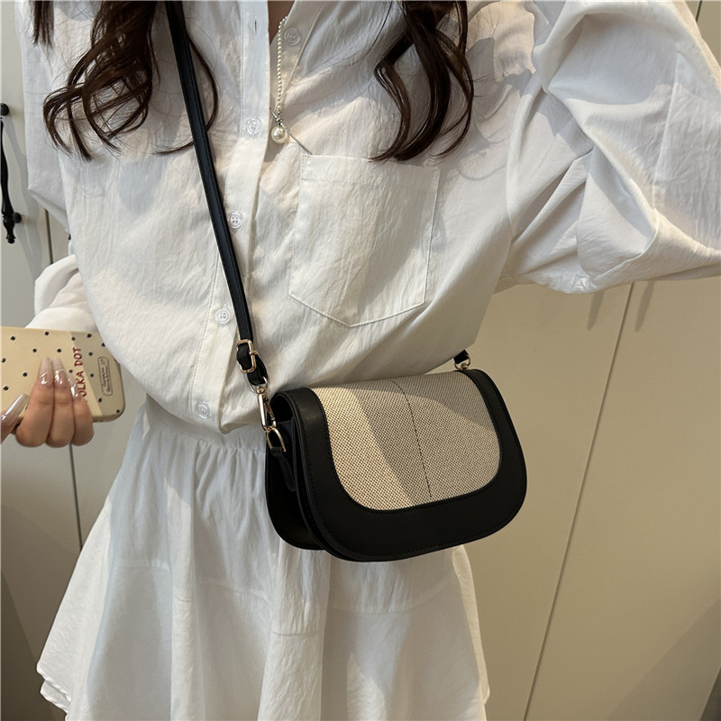 The patchwork canvas flap saddle bag is a Korean-style Instagram casual, versatile, and fashionable single-shoulder bag for commuting details Picture