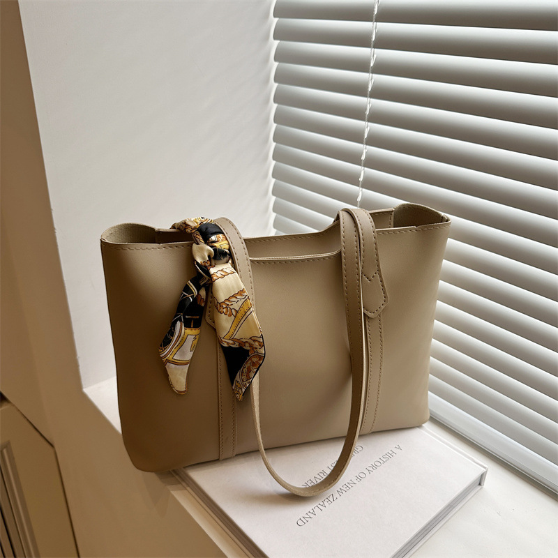 Women's tote bag with large capacity, versatile for spring, 2025 new retro casual texture, single-shoulder class commuting bag full figure