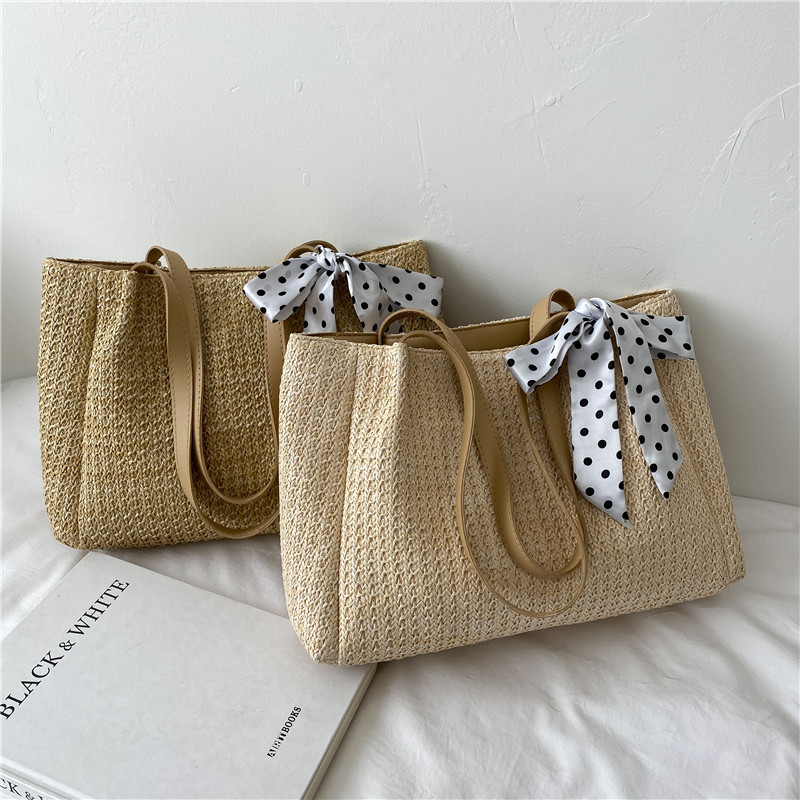 Large-capacity straw woven tote bag for women, 2024 new style fashionable shoulder bag, casual woven bag, commuter bag Application Scenario