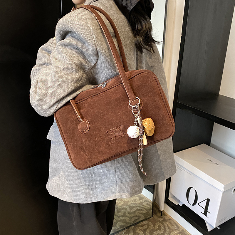 Fashionable, retro and high-end quality underarm bag for women, 2024 new simple large-capacity tote bag, single-shoulder commuter bag Application Scenario