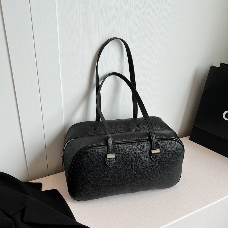 Fashionable and versatile underarm bag for women 2025, new simple and casual pillow bag, Korean style niche design, trendy single-shoulder bag Application Scenario