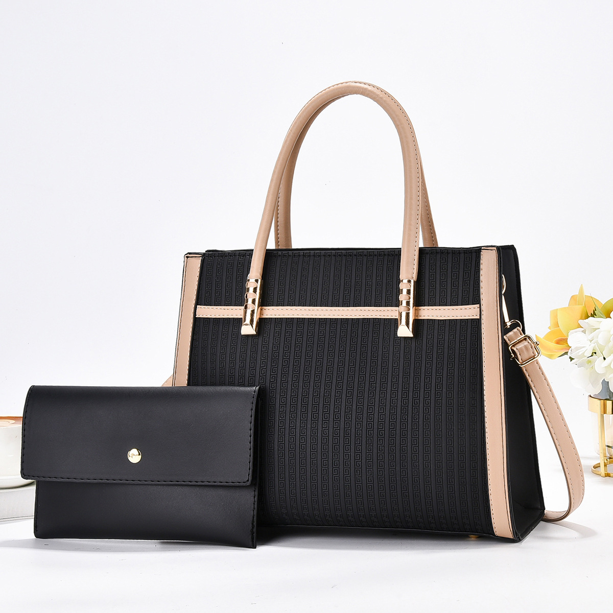 The 2025 new embossed mother-and-child bag with contrasting colors is a fashionable handbag that is simple and elegant. It is a versatile cross-border shoulder bag and a crossbody bag full figure