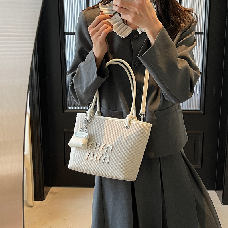 Cross-border high-end hand-held vegetable basket bag for women 2025 new style, fashionable and versatile single-shoulder bag, stylish and versatile crossbody bag Application Scenario