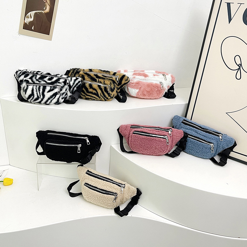 The "Little Bag Women" 2025 Spring New trendy and niche design, retro and casual texture single-shoulder saddle women's bag Application Scenario
