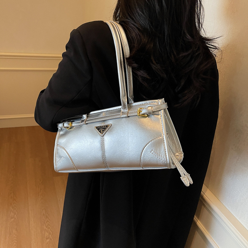 Korean niche design handbag, a new trendy and fashionable commuting shoulder bag for women in 2025, with a sense of high-end underarm bag Application Scenario